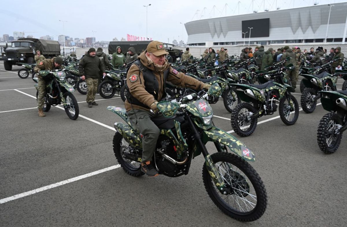 バイクに乗って移動するロシア軍兵士