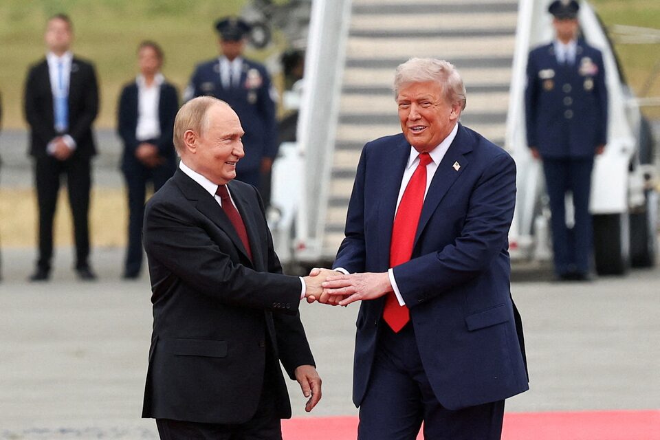 2025年8月15日、アラスカで握手するプーチン大統領とトランプ大統領