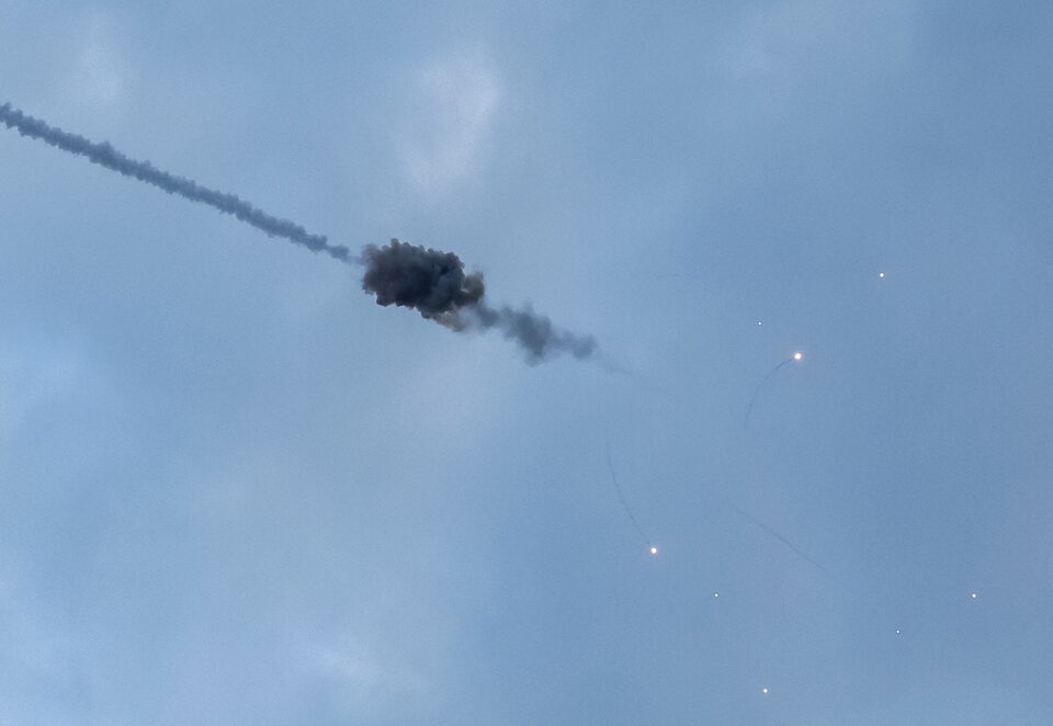 キーウ上空に残るミサイル迎撃後の煙