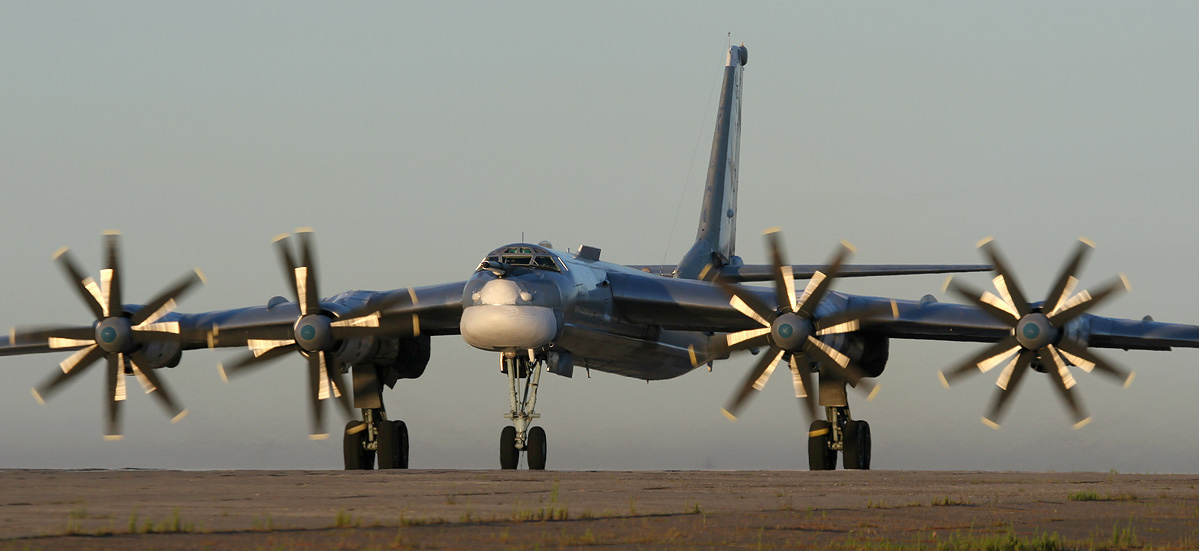 飛行するロシアのTu-95MS戦略爆撃機