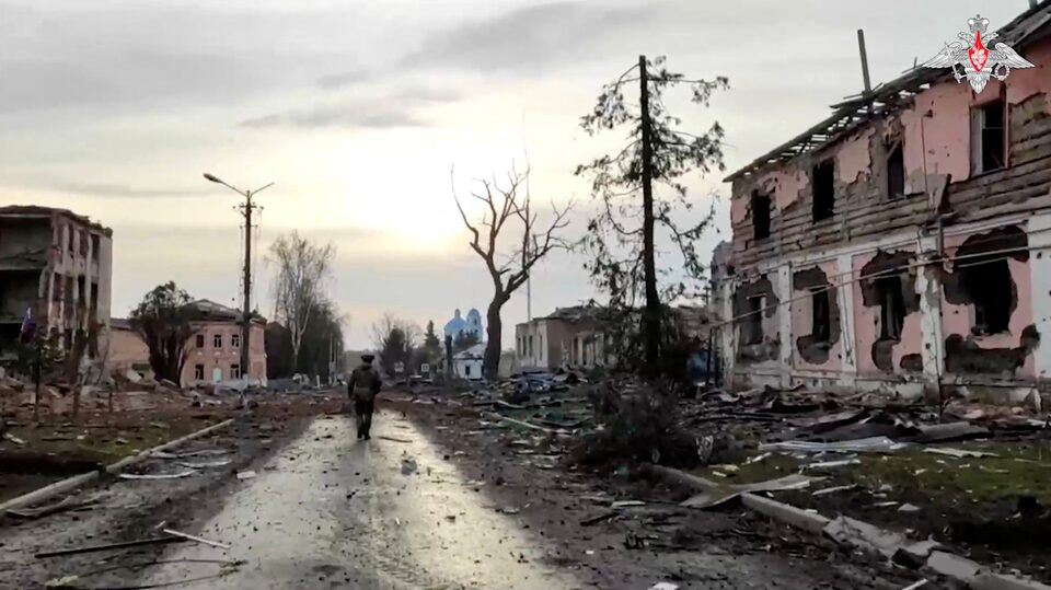 2025年3月15日、損傷したスジャ市街地を歩くロシア兵