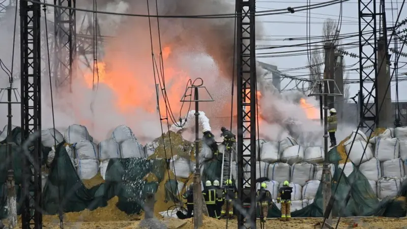 ロシア軍の攻撃を受けて炎上したウクライナの電力設備