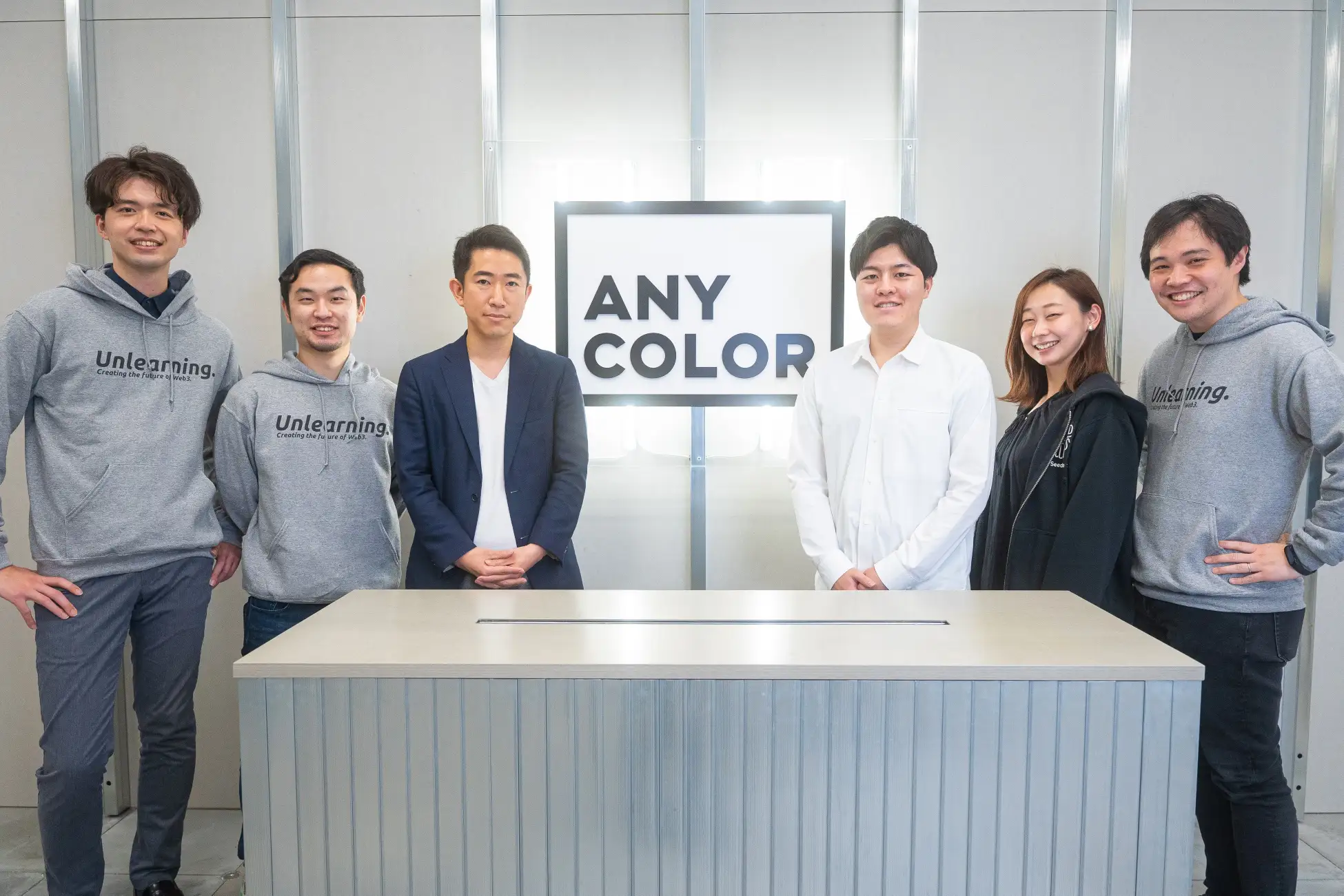 ANYCOLORの東京証券取引所上場を伝えるビジュアル